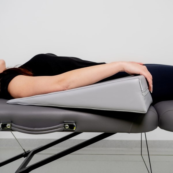 Polohovací klín Akito Premium 54 x 22 x 12 cm, béžový