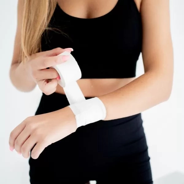 Mueller M-Tape tuhý sportovní tejpovací pásek bílý