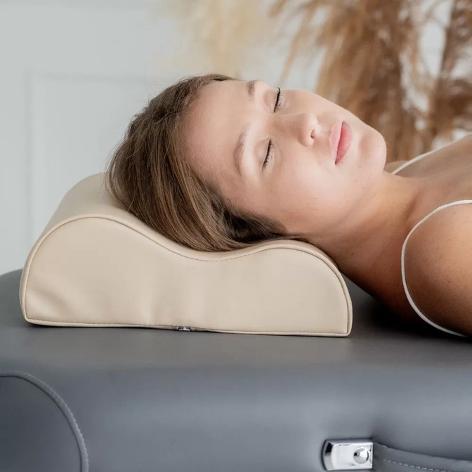 Polštářek pod hlavu Akito Premium 32 x 30 x 10 cm