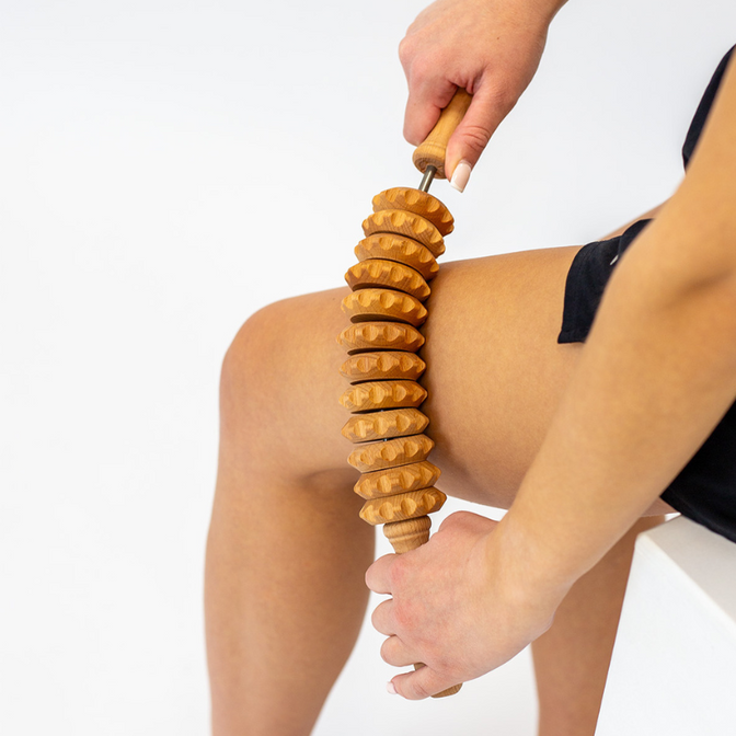 Elastický dřevěný masážní nástroj Akito